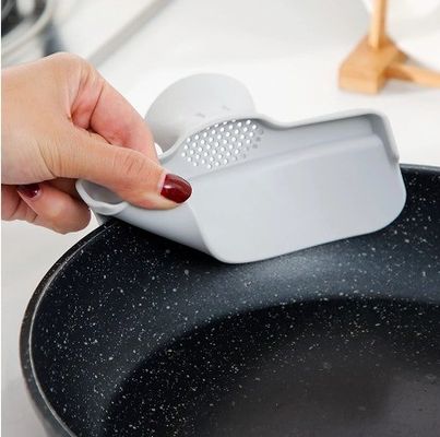 Silikon-Werkzeuge Warme runde Kante Clip-on Küche Lebensmittel Trichter für Spaghetti Leaky Pan
